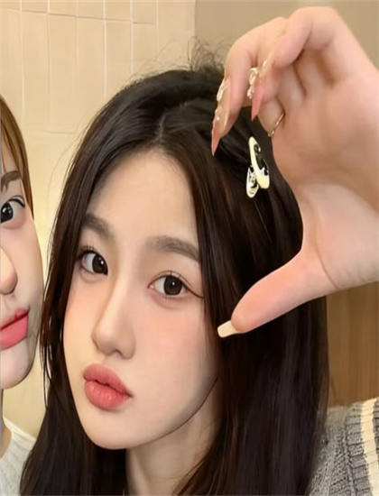 人物深度分析：凤凰早班车中的表演细节的精准把握与艺术处理 感受人物塑造的匠心